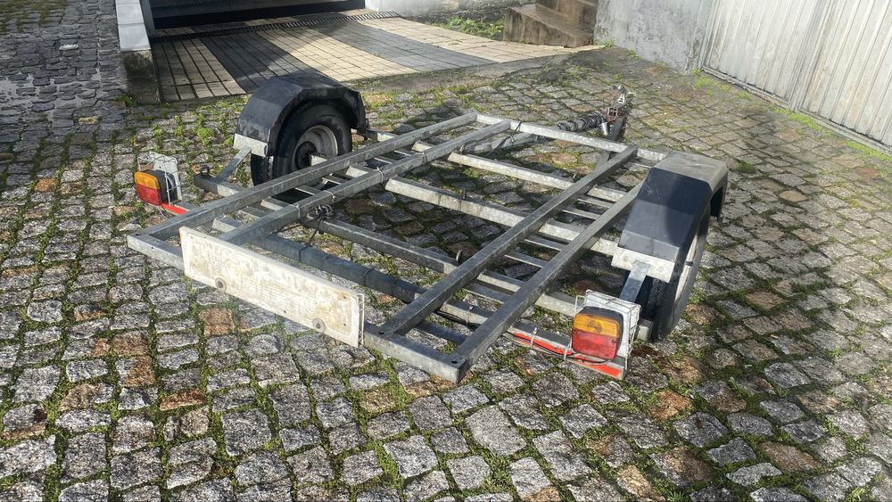 Atrelado para duas motos