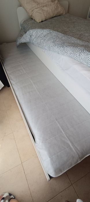 Cama dupla dois colchões e duas gavetas de arrumação.