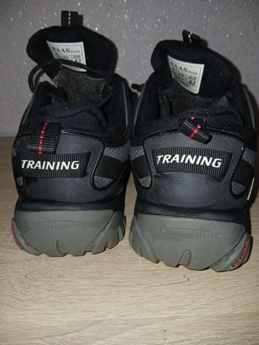 Кросівки осінь-зима б/у