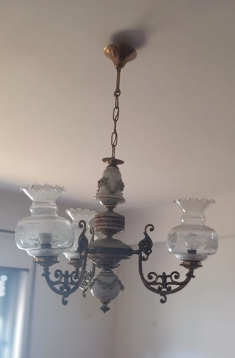 Candeeiro antigo em latão e porcelana