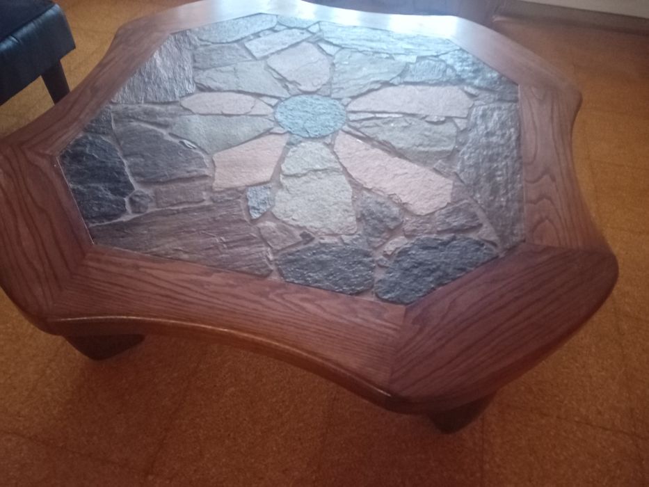 Mesa linda madeira e pedras