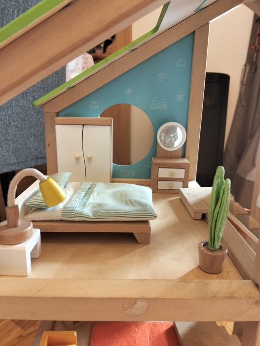 Casa de bonecas de madeira