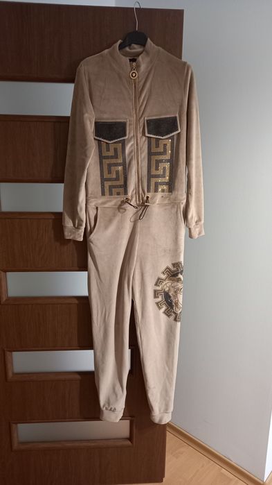 Kombinezon welurowy Tatu roz.36 beżowy