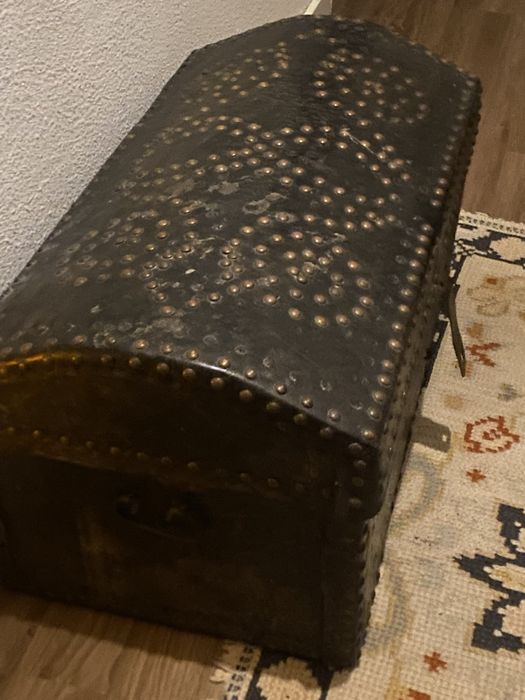 Bau antigo em madeira forrado a pele