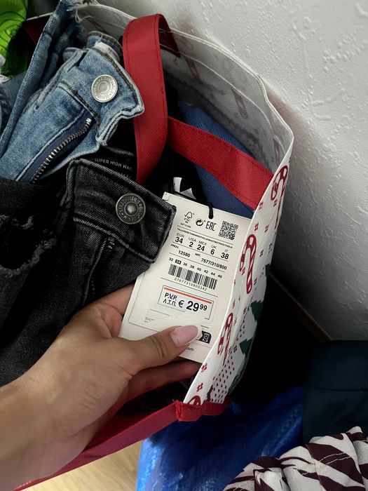 136 PEÇAS DE ROUPA QUASE NAO USADA e algumas com etiqueta