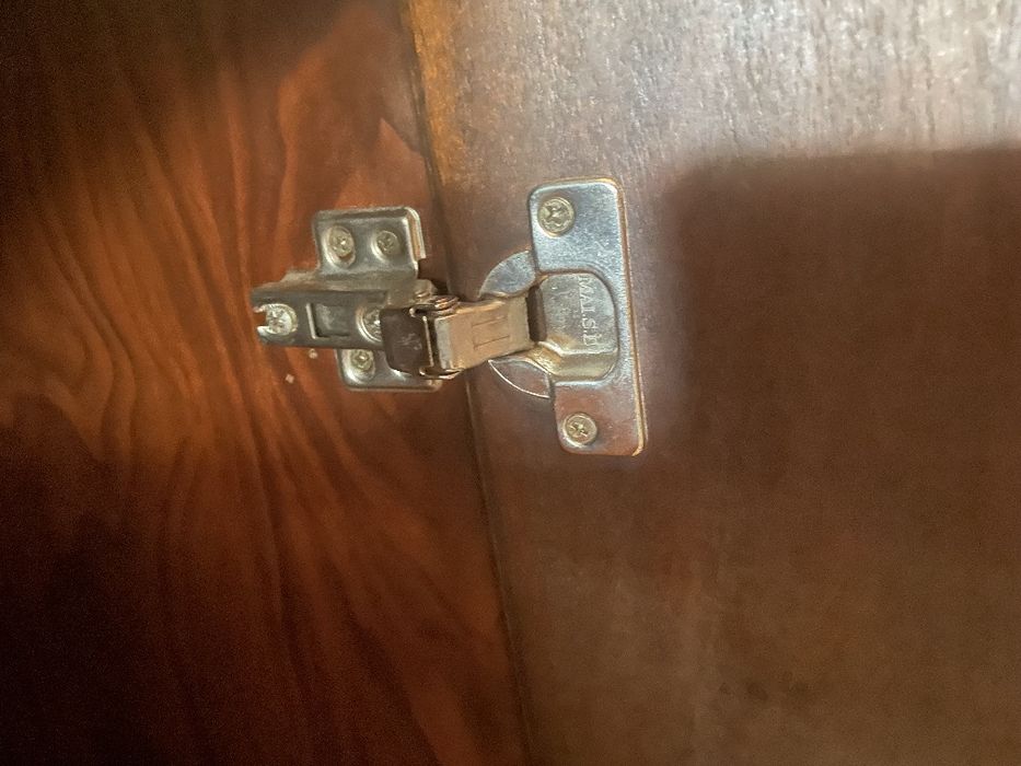 Aparador em madeira de cerejeira com gavetas e portas