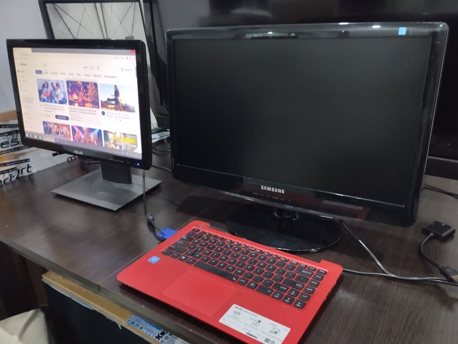 Laptop YouTube Netflix z monitorem lub bez