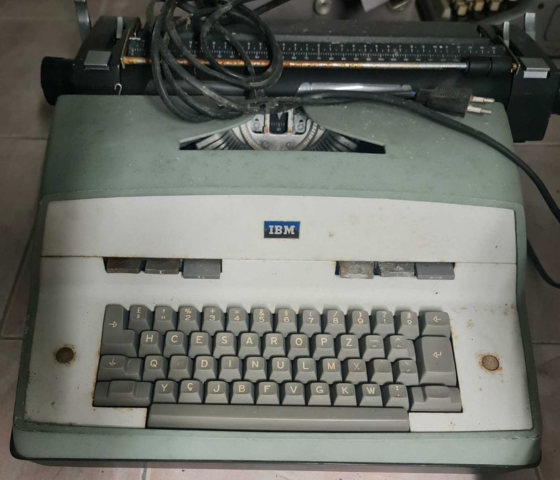 Máquinas de escrever e de calcular antigas