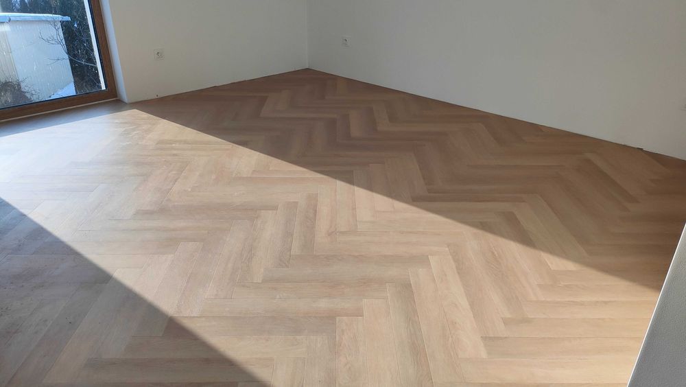 Podłogi, montaż paneli winylowych i laminatów, także podgrzewanych