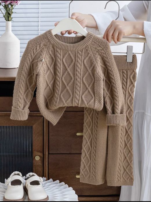 Стильний в’язаний костюм для дівчинки, зріст до 130 см.