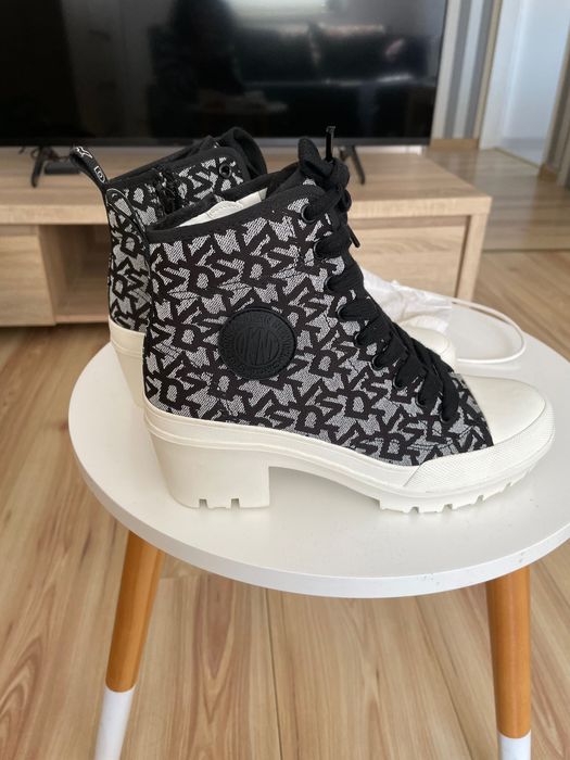 Nowe buty dkny na koturnie