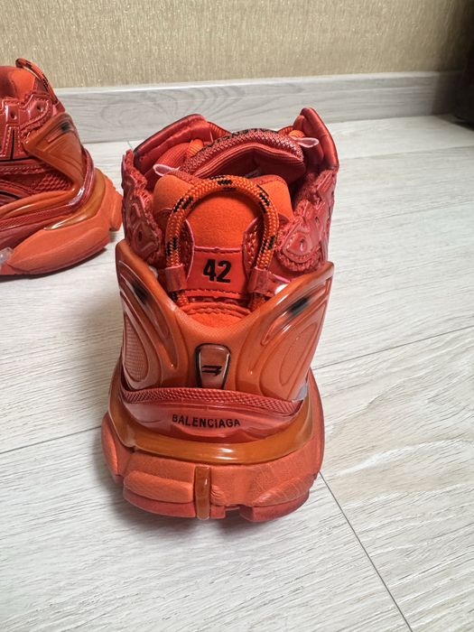 кросівки balenciaga runner red