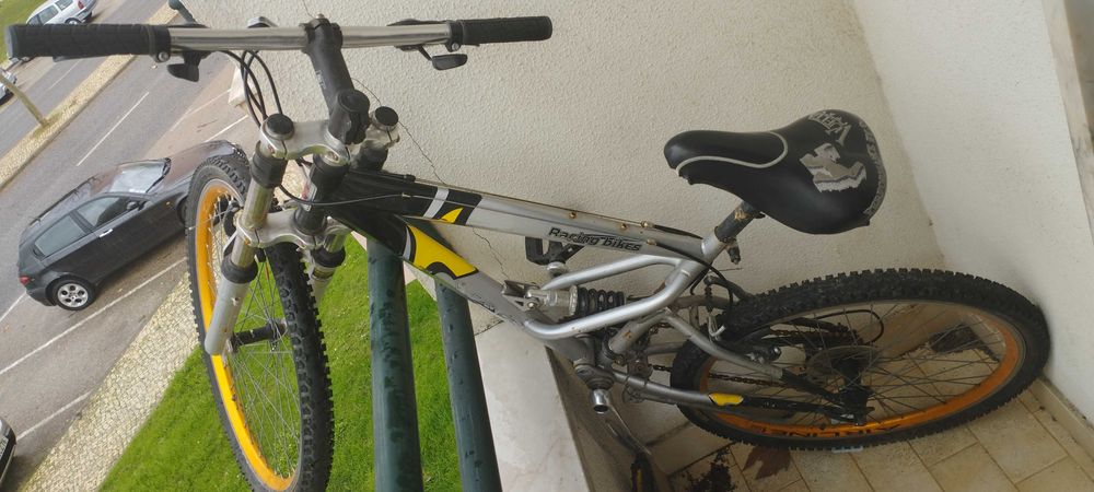 Bicicleta com suspensão dianteira e traseira