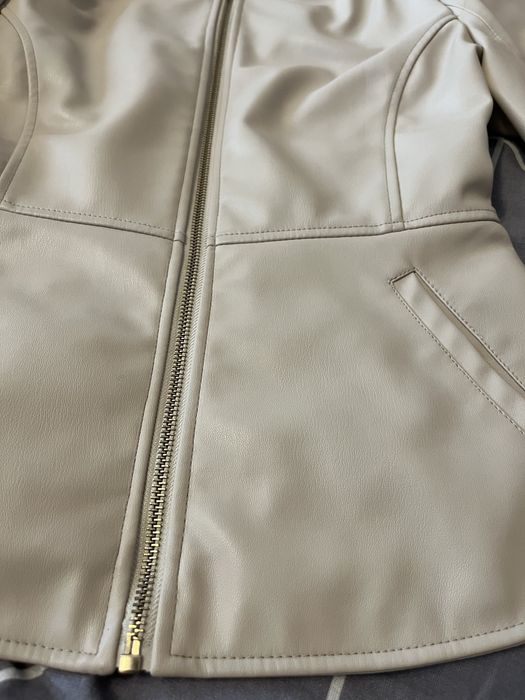 Молочна куртка zara , розмір s