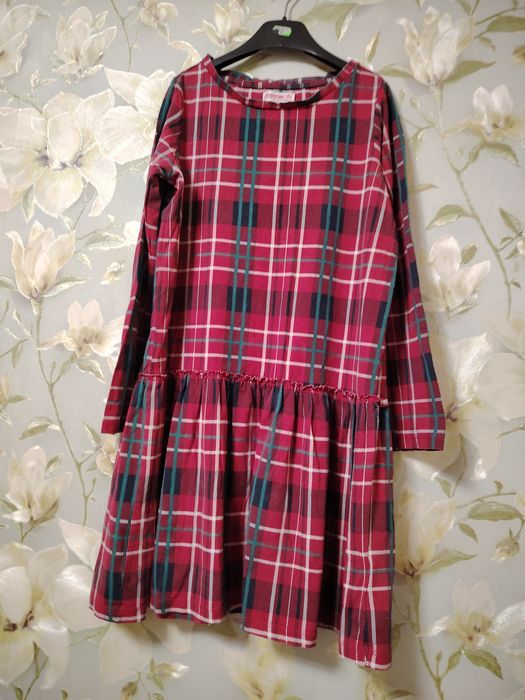 Платье девочке 8-10л 140рр в клеточку краснт зеленую Новы год