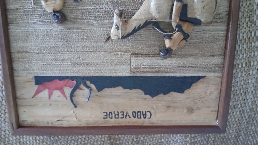 Quadro em madeira e relevo
