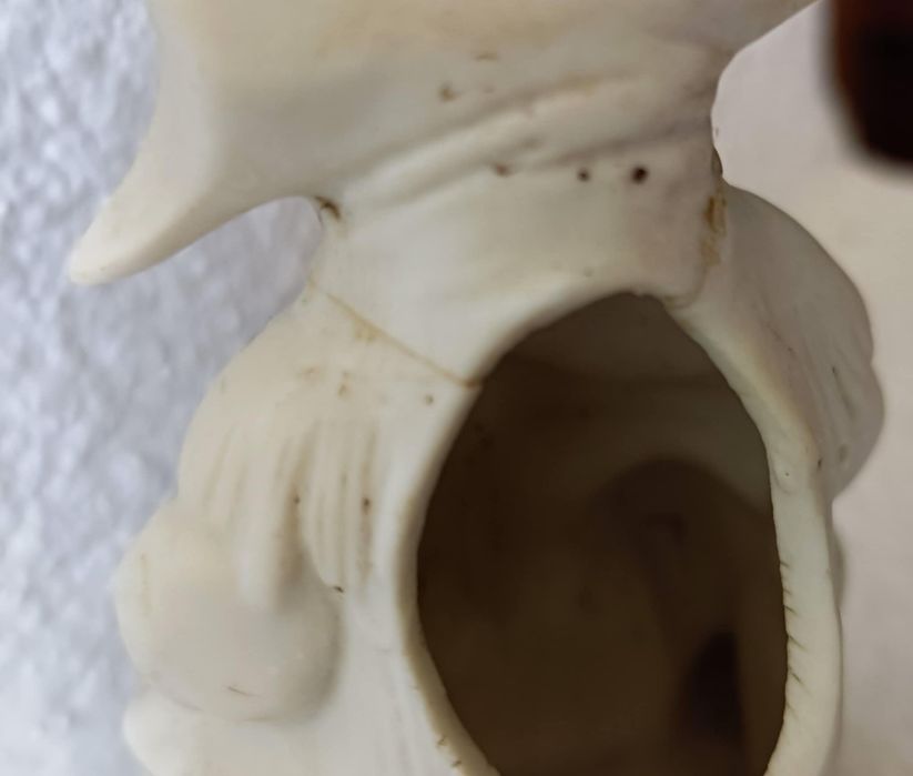 Paliteiro biscuit Germany com colagem no pescoço