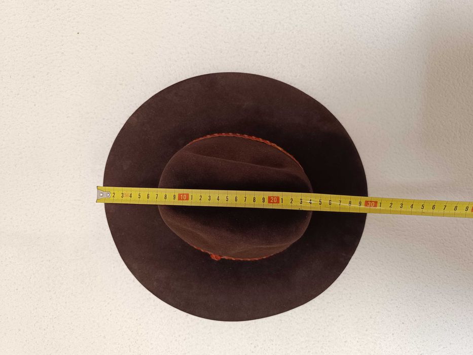 Chapéu antigo castanho de abas largas