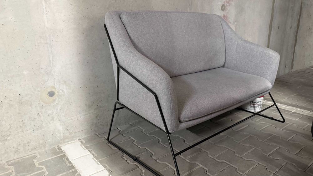 Sofa dwuosobowa Gasoina szara na czarnej podstawie