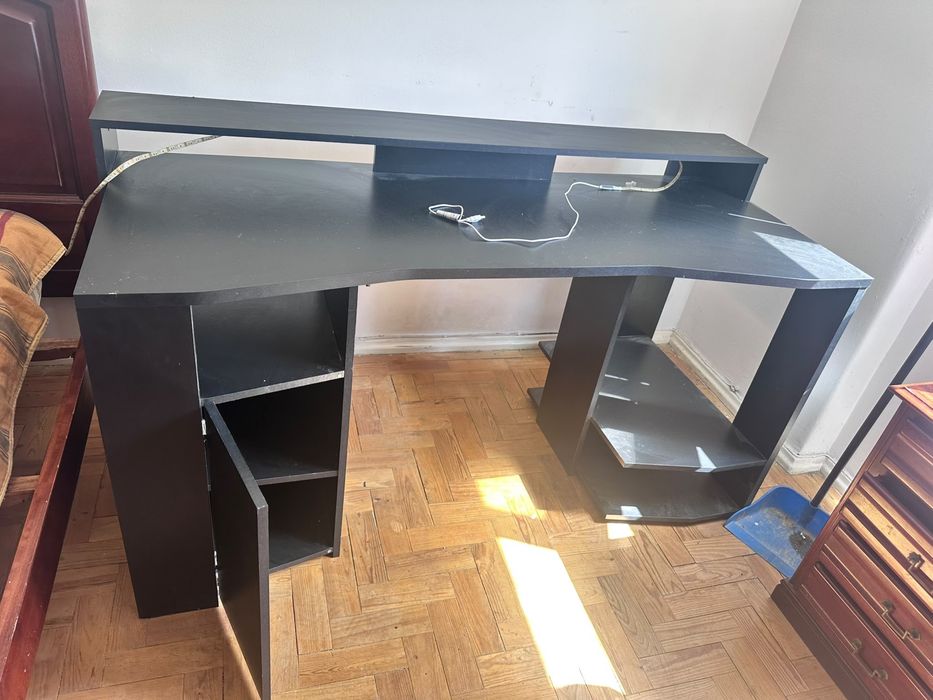 Secretária de Computador Preta com Prateleiras – Bom Estado