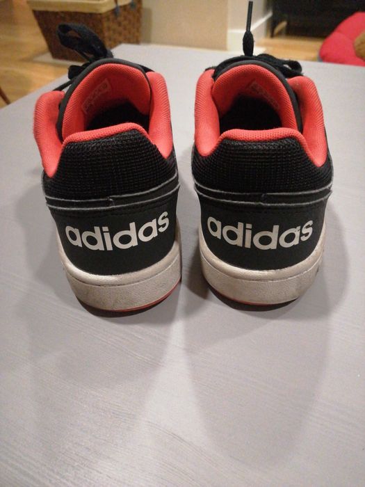 Ténis adidas pretos e vermelhos