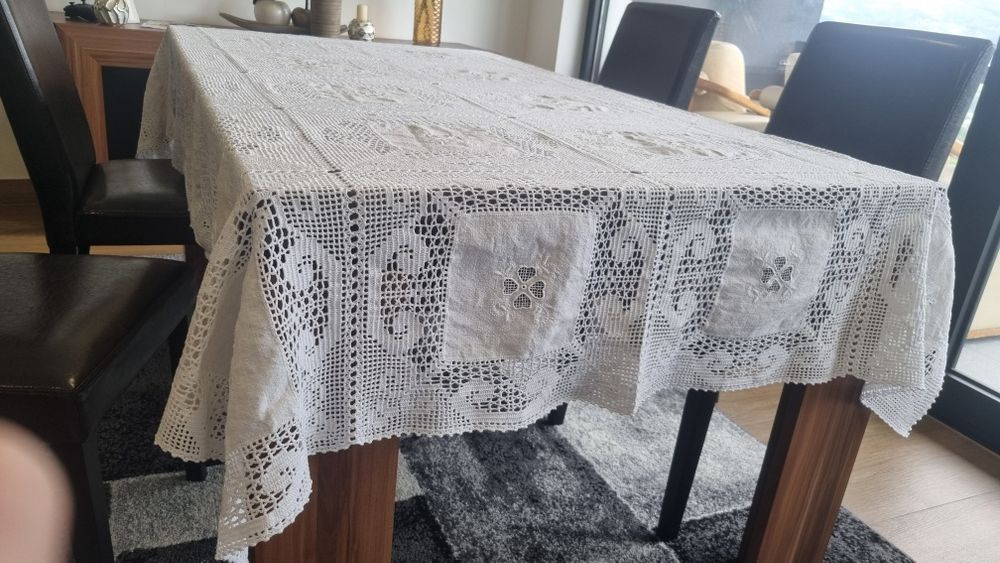 Toalha de mesa em crochê com aplicações em linho feita a mão