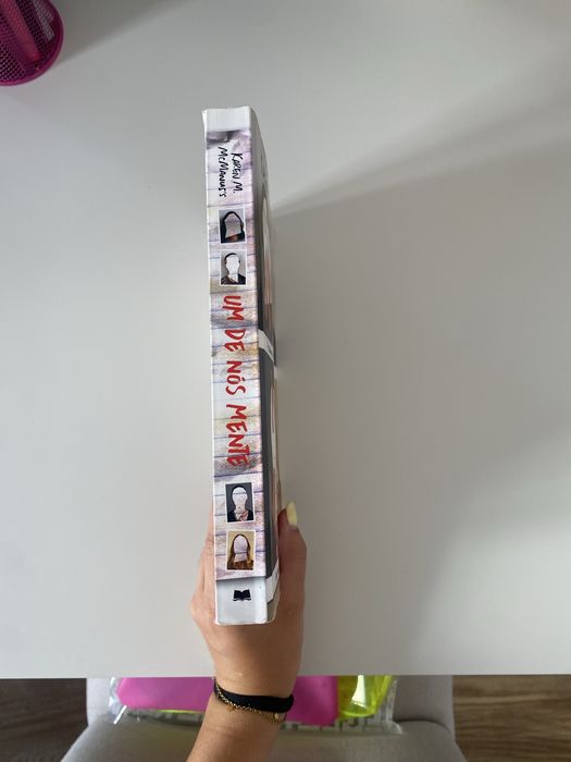Livro “Um de nós mente”