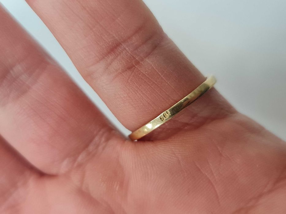 Klasyczny złoty pierścionek damski/ 585/ 3.25 gram/ R18/ Cyrkonia