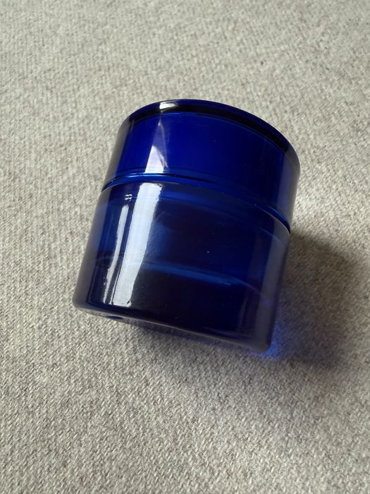 Kobaltowy pojemnik po kremie Guerlain