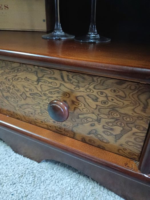 Belíssimo móvel anos 80
Multifuncional com iluminação. madeira maciça