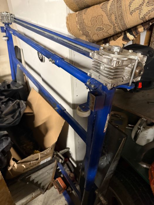 Podnośnik samochodowy wachadlowy