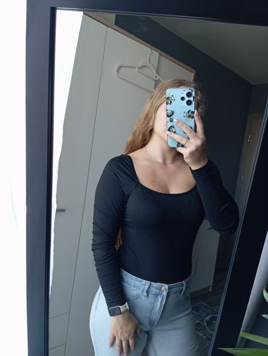 Czarne body z kwadratowym dekoltem