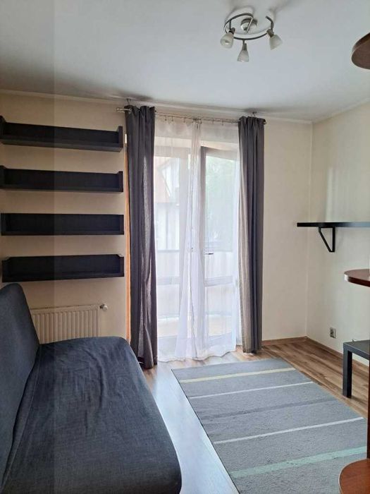 Do wynajęcia kawalerka przy ulicy Rezedowej w Krakowie (rejon ulicy Woronicza, Dobrego Pasterza i Al. 29 Listopada) z oddzielną kuchnią i balkonem