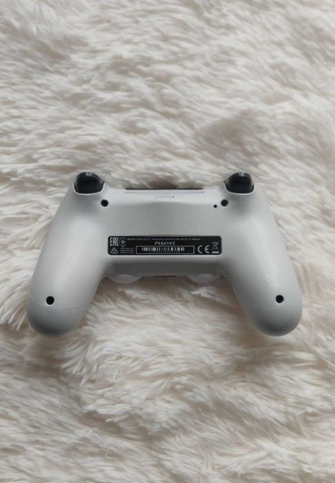 Sony DualShock 4 – фірмовий джойстик для PS4