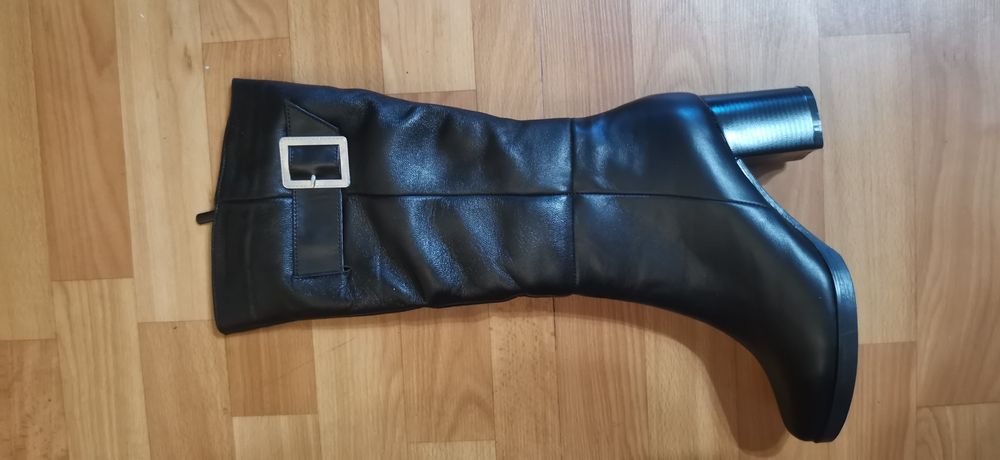 Продам новые кожаные сапоги 38 размер