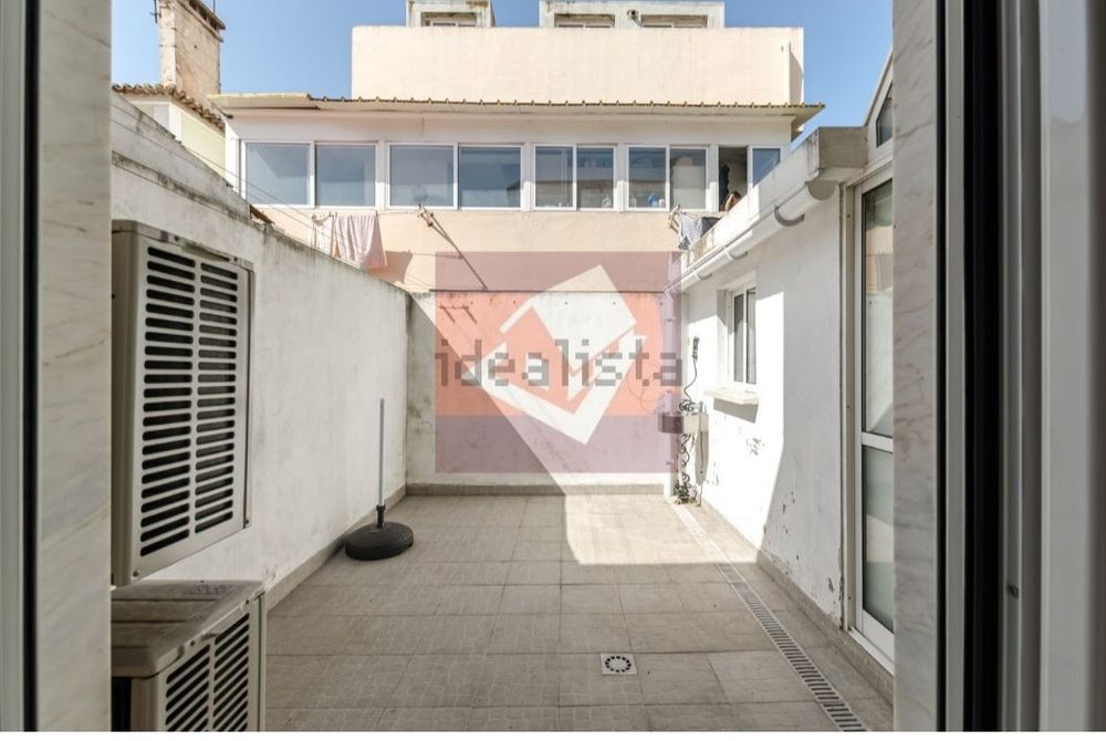 2 Quartos em Moradia Duplex com Logradouro junto ao Metro de Odivelas
