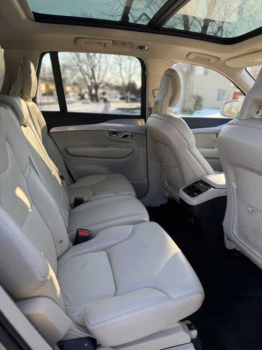 Volvo XC90      2022