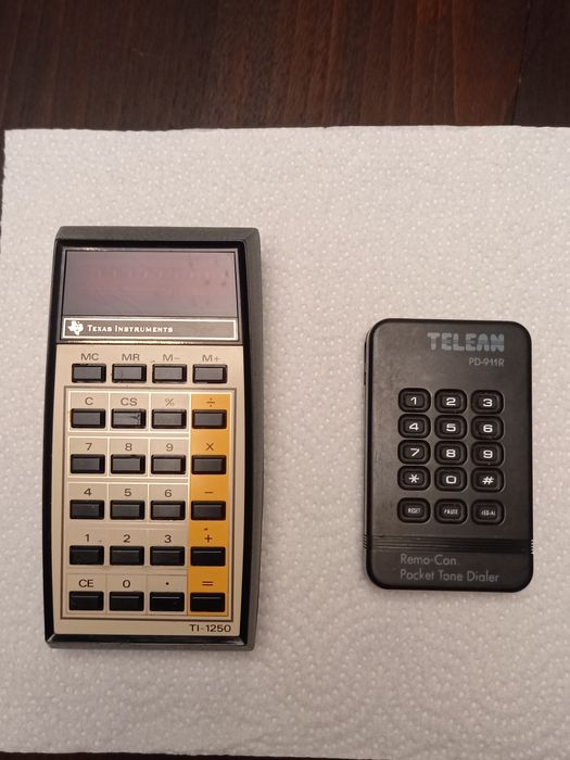 Máquina de calcular antiga e "pocket tone dialer".