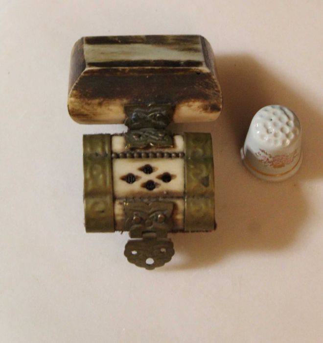 Caixa de joias vintage em osso com dobradiças em latão, anos 70.