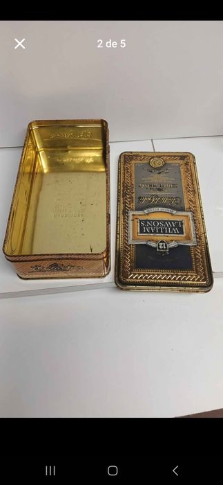 Caixa antiga de whisky com garrafa