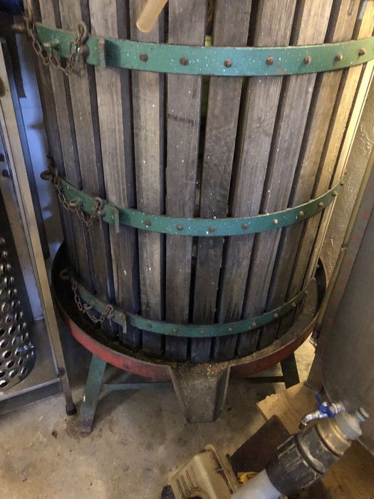 Vendo conjunto de material para producao de vinho .