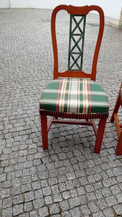 Cadeiras e mesa infantil