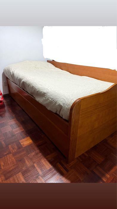 Cama de solteiro de madeira maçica c/ arrumação ou 2.ª cama