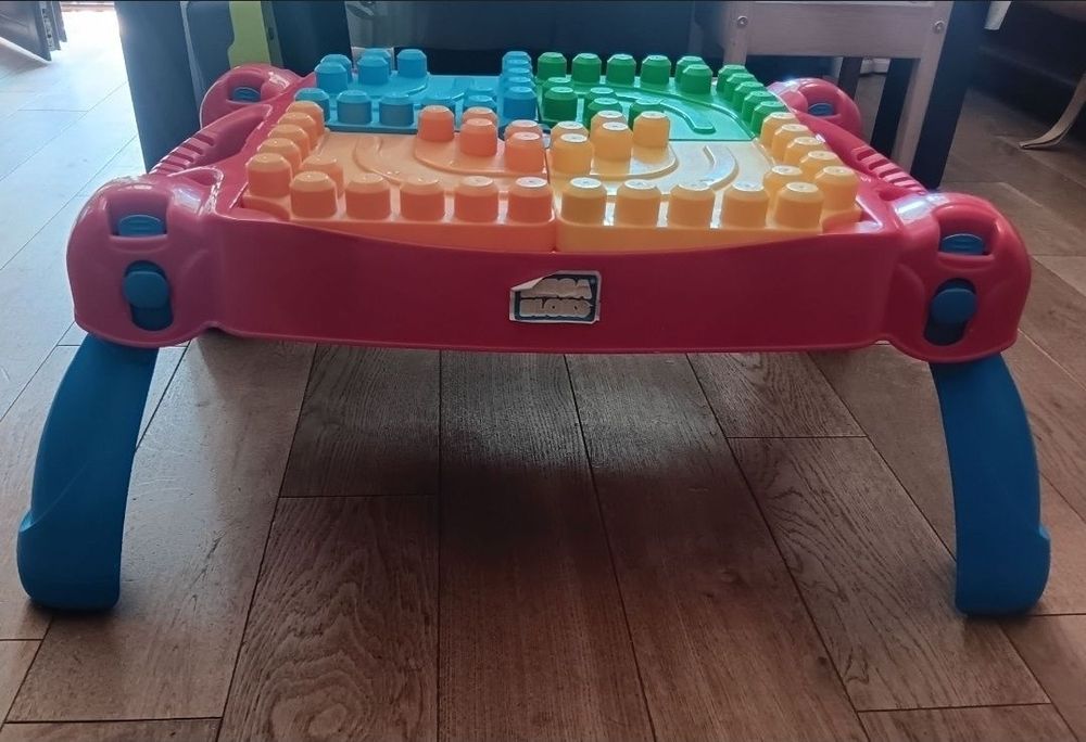 Stolik Mega Block plus klocki