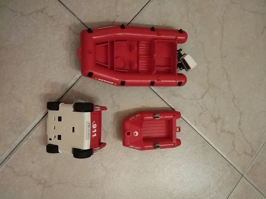 Barcos e carro dos bombeiros