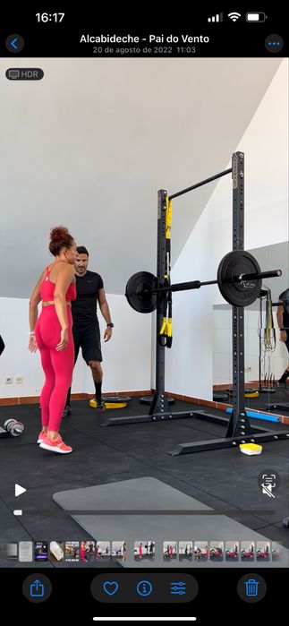 Squat Rack com barra de elevações