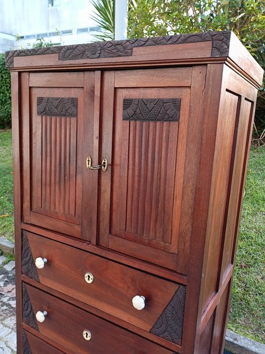 Móvel armário ou guarda-roupa, frequentemente associado ao estilo colo