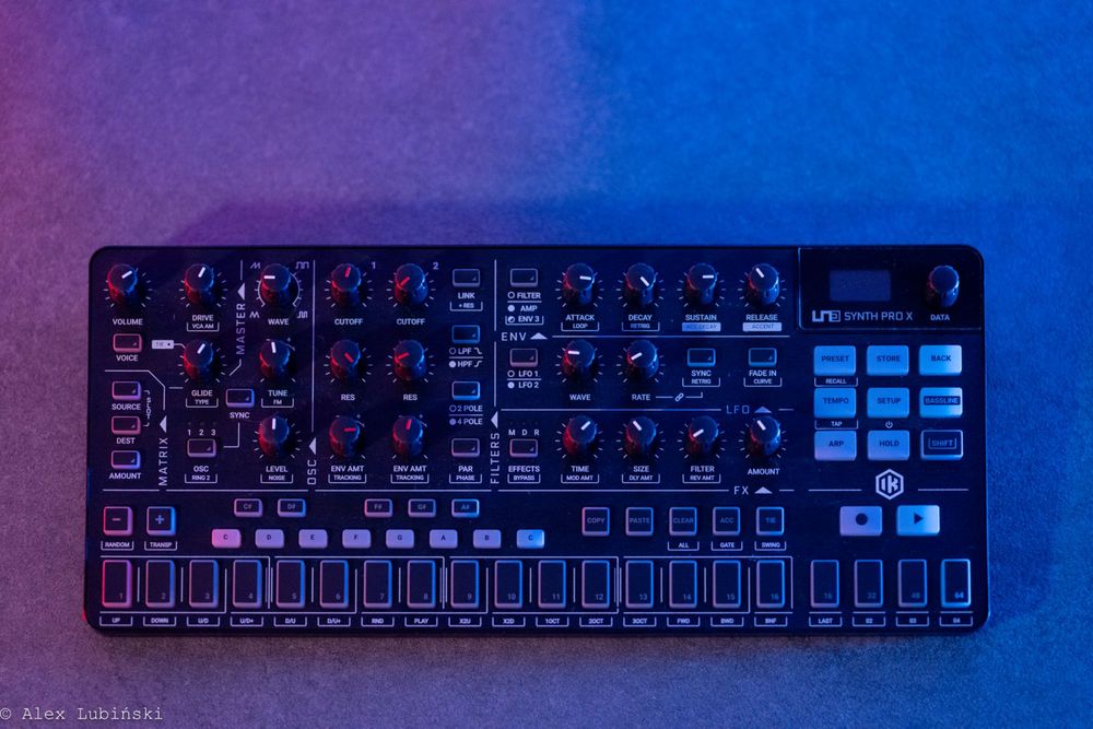 IK Multimedia Uno Synth Pro X + pakiet oprogramowania wart kilka tys.
