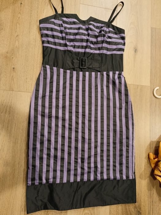 Sukienka midi w paski fioletowa czarna taliowana