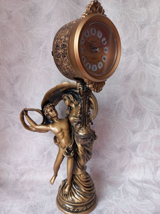 Настільний декоративний годинник